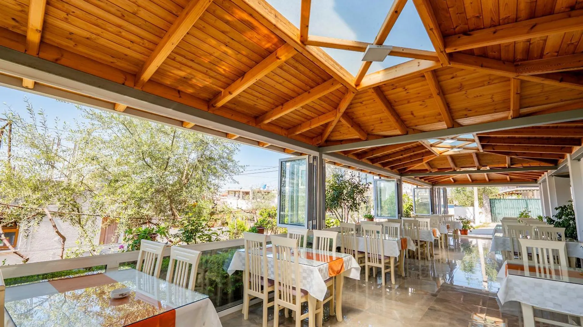 Aleksander Aparthotel Ksamil 3*,  Albania