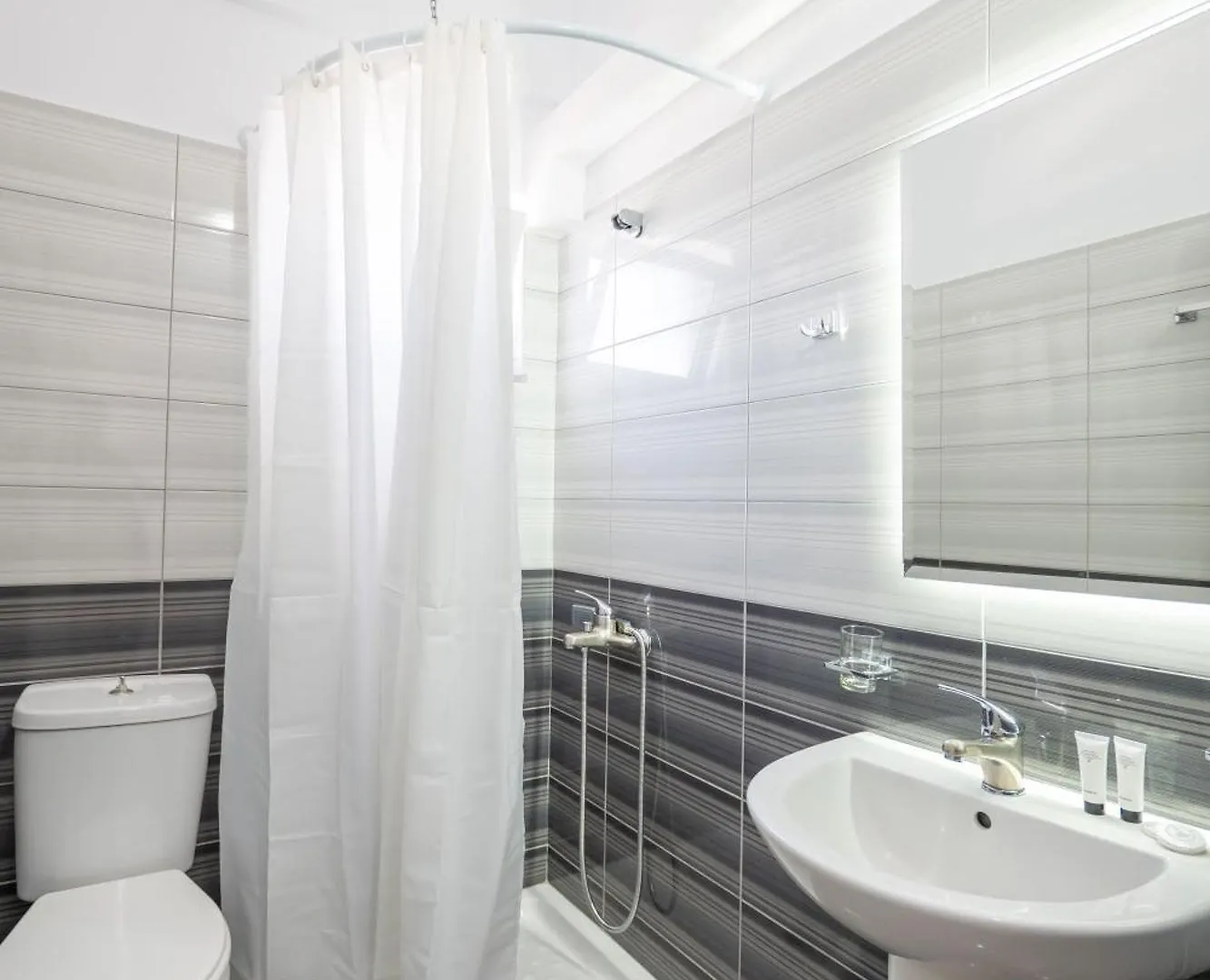 Aleksander Aparthotel Ksamil 3*,
