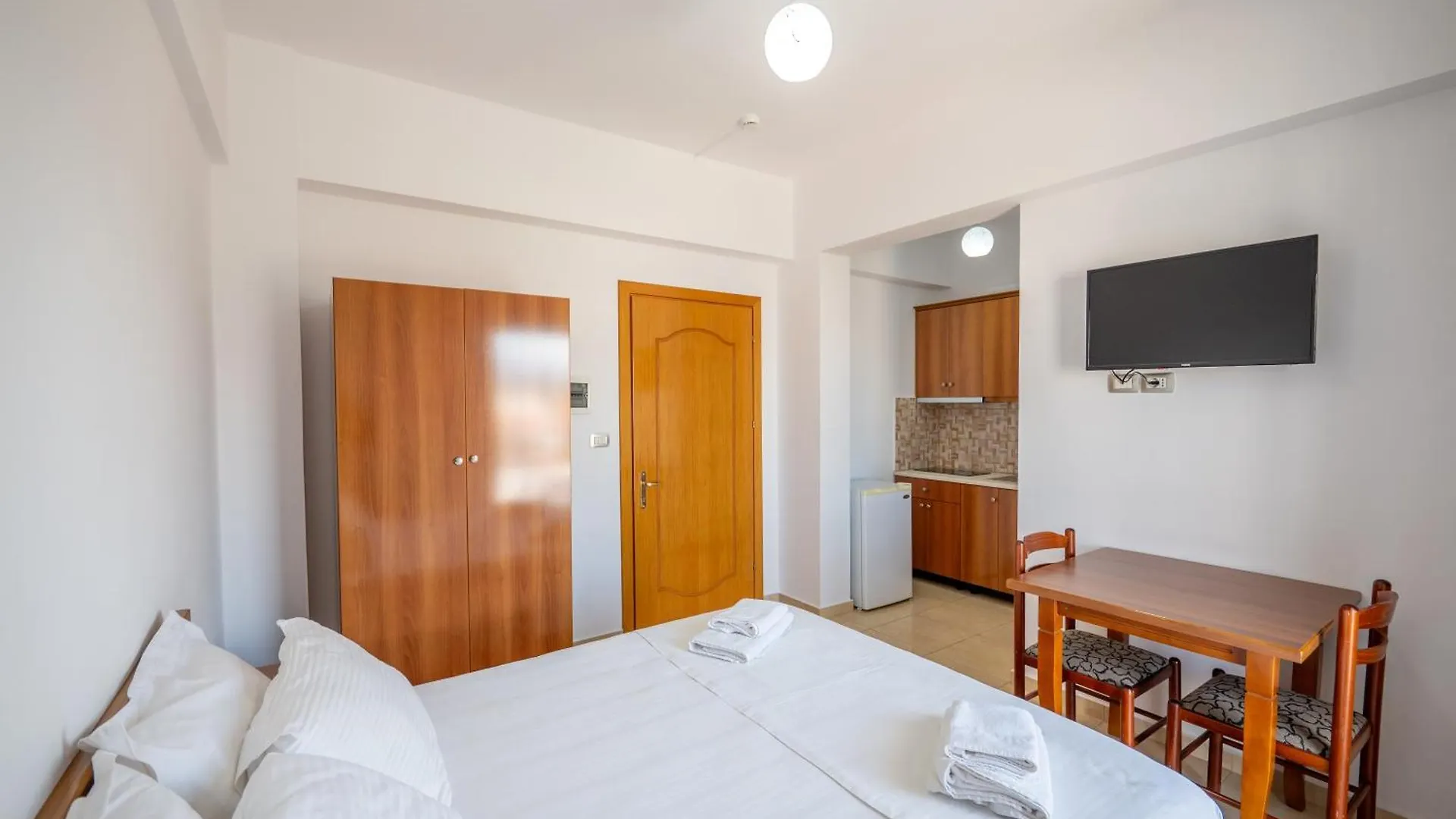 Aleksander Aparthotel Ksamil 3*,  Albania