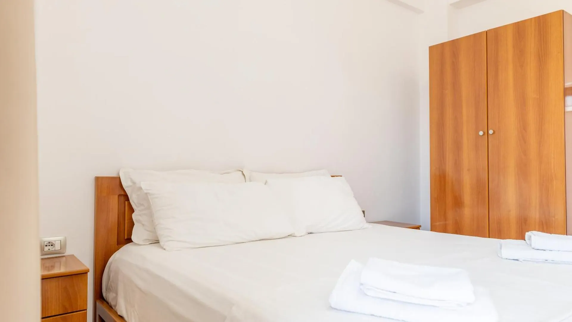 Aleksander Aparthotel Ksamil 3*,  Albania